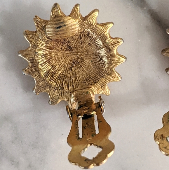 Vintage Gold Toned Sun Clip-On Earrings - Picture 5 of 8